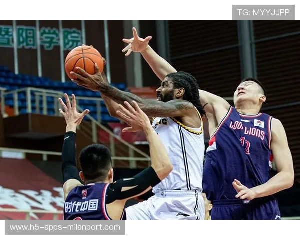 CBA 球员突破封锁后的上篮成经典镜头